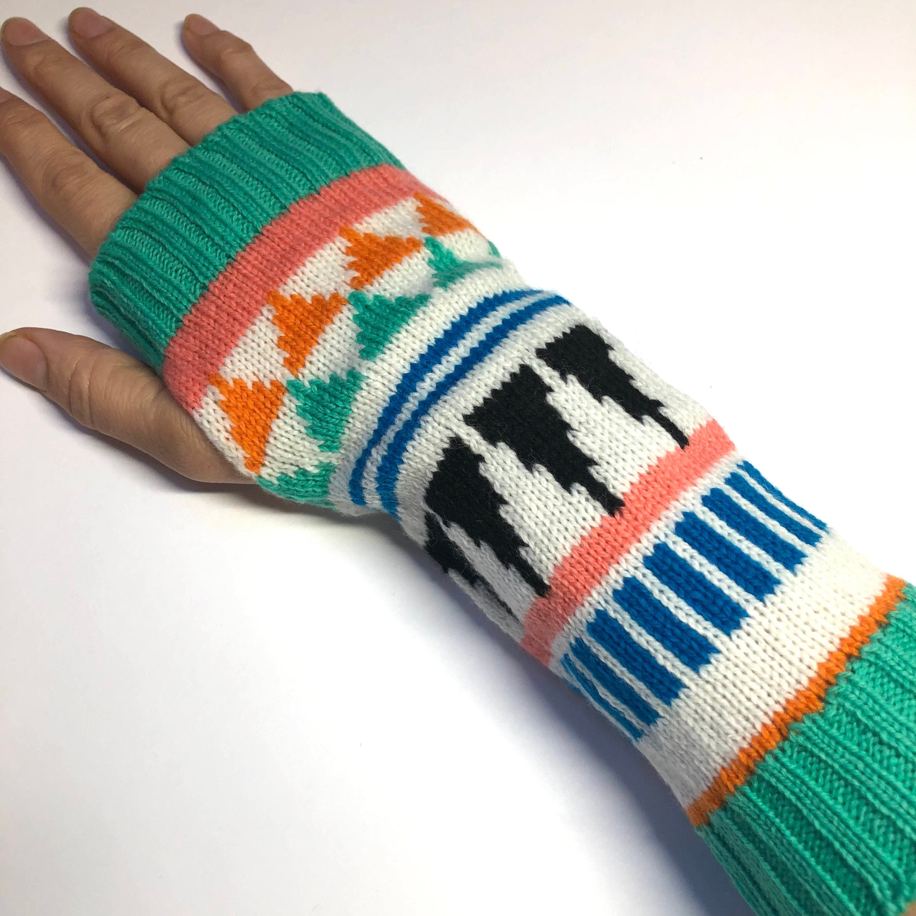 Green Geo Patterned Women’s Wrist Warmers knitted in soft Lambswool