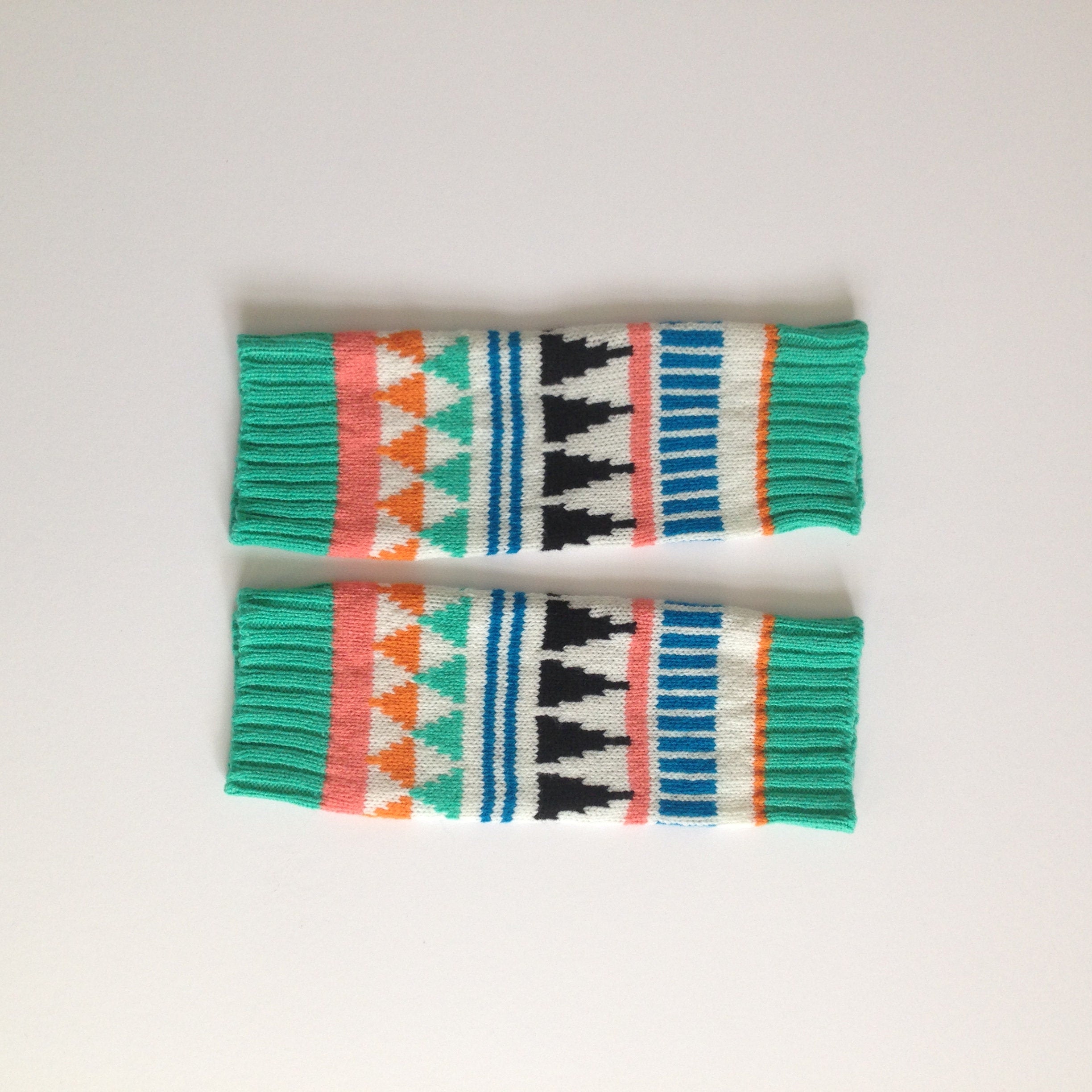 Green Geo Patterned Women’s Wrist Warmers knitted in soft Lambswool
