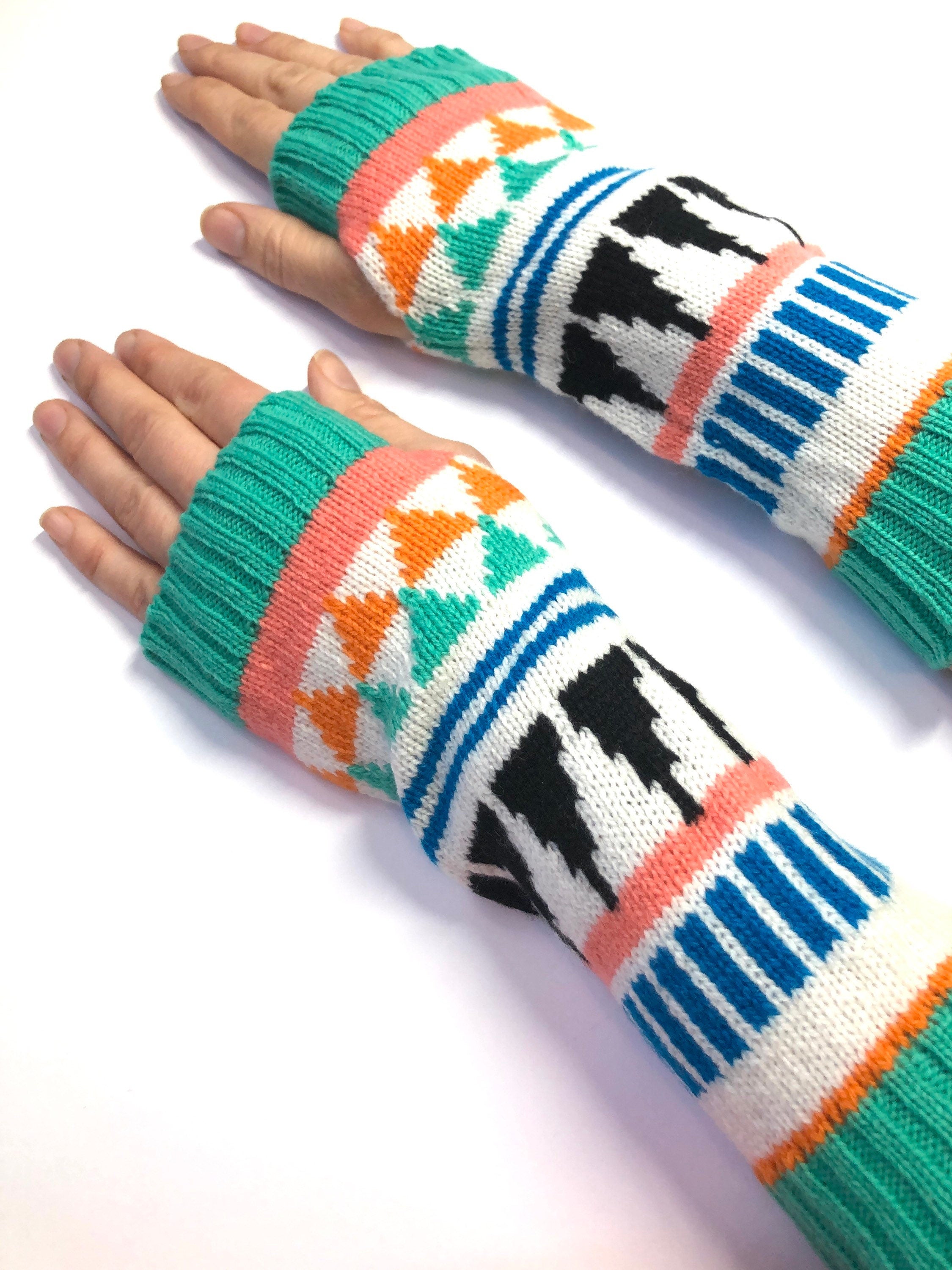 Green Geo Patterned Women’s Wrist Warmers knitted in soft Lambswool