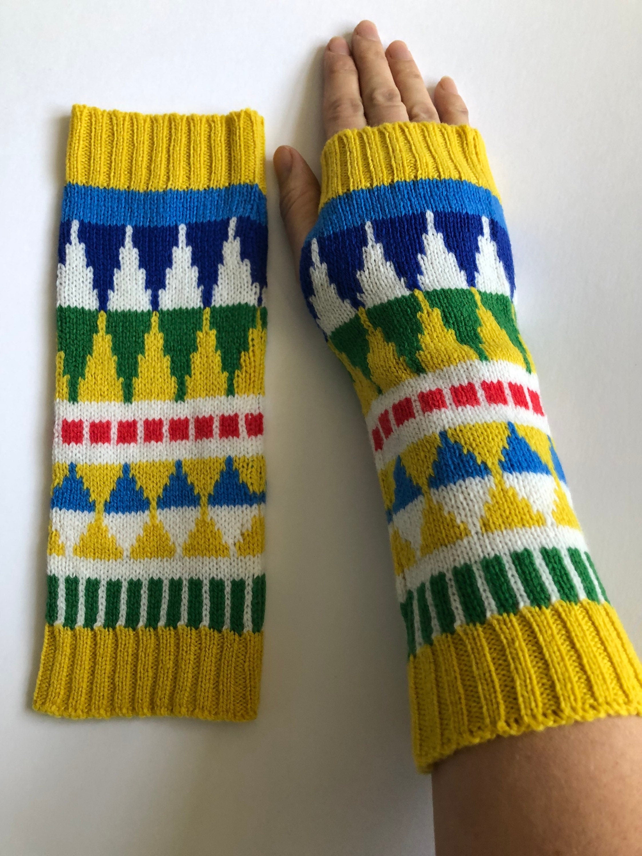 Wrist Warmers / Fingerless gloves - Adult Size / Knitted Lambswool Fairisle Nordic Mittens