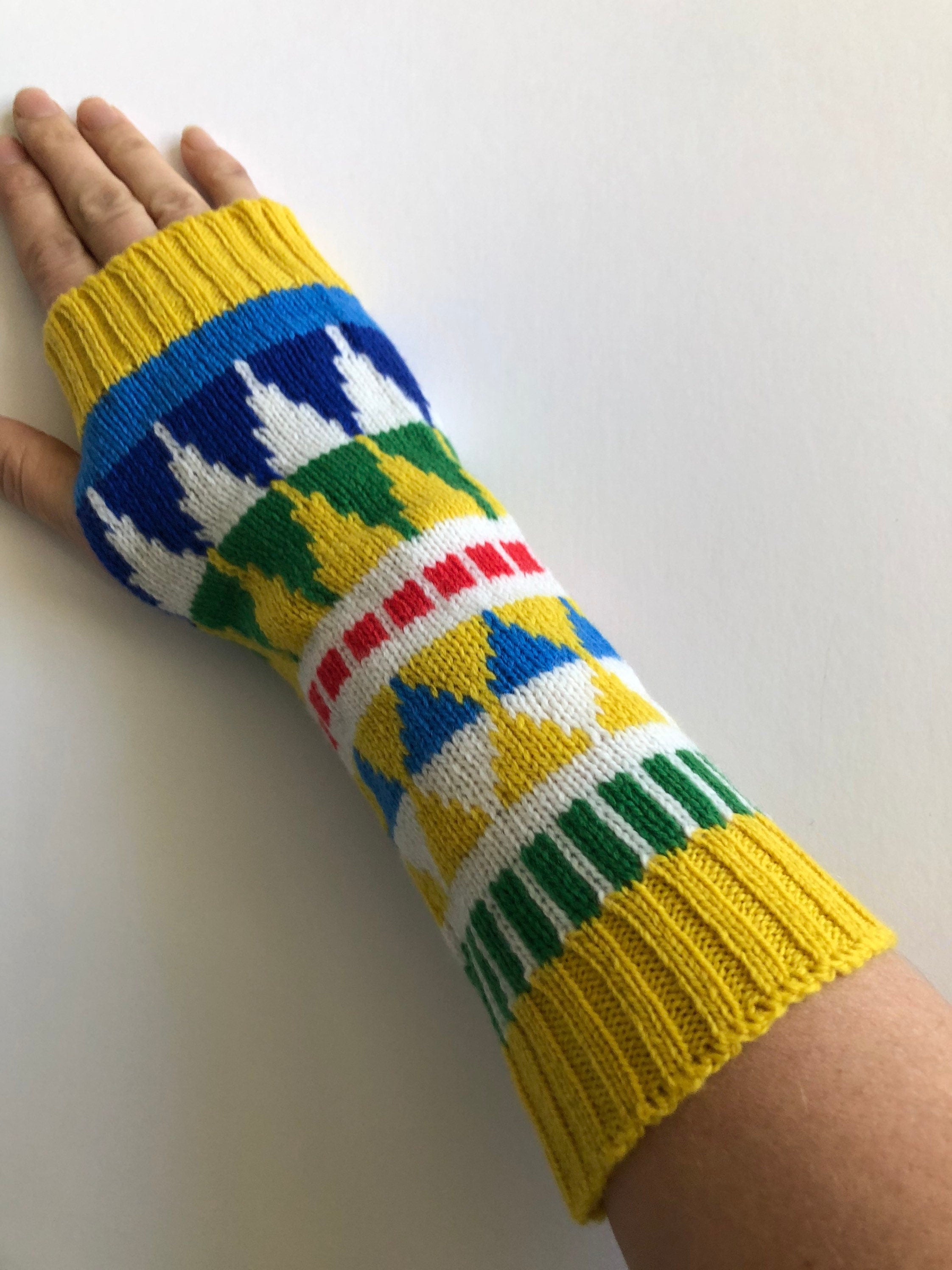 Wrist Warmers / Fingerless gloves - Adult Size / Knitted Lambswool Fairisle Nordic Mittens