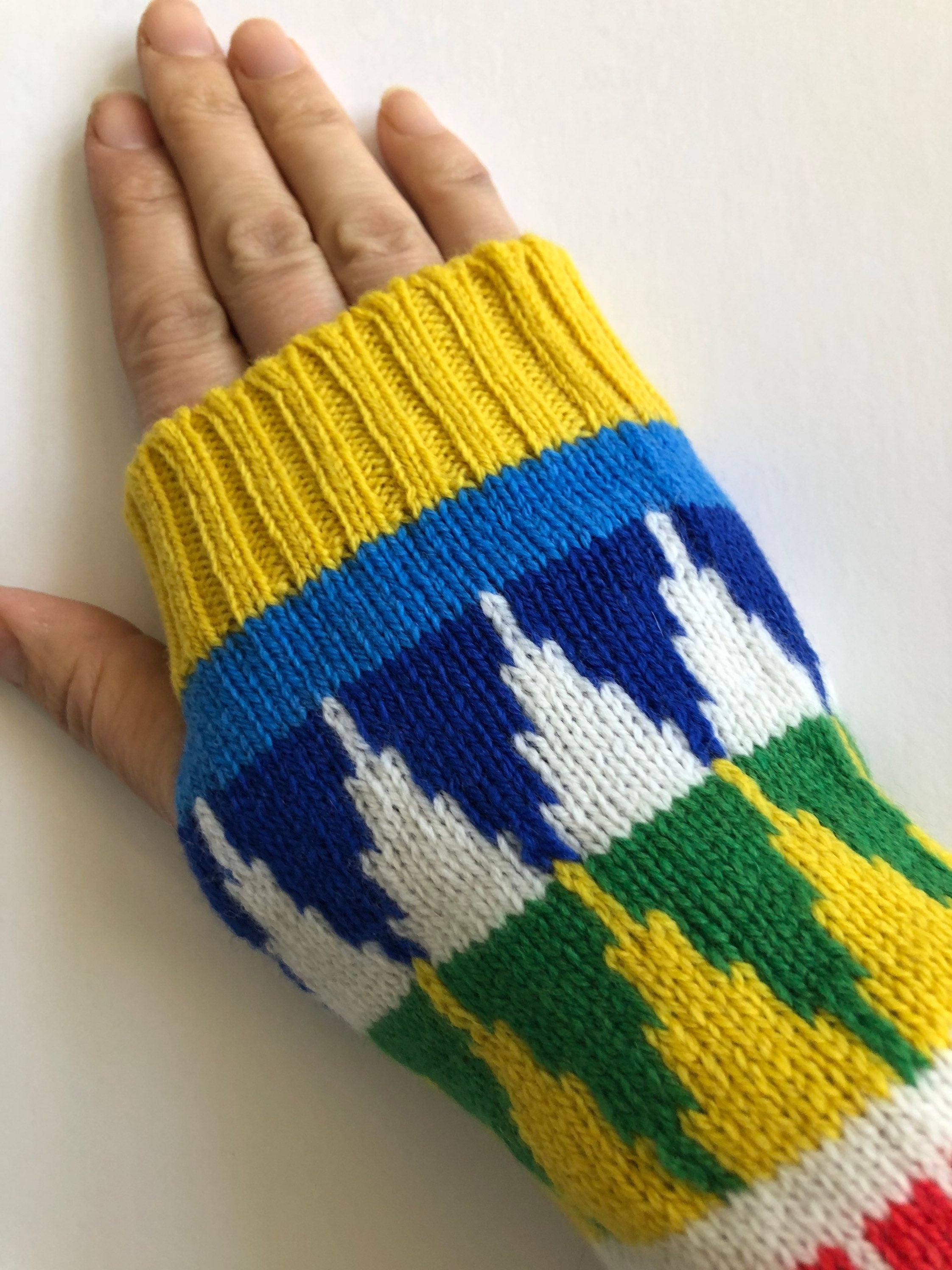 Wrist Warmers / Fingerless gloves - Adult Size / Knitted Lambswool Fairisle Nordic Mittens