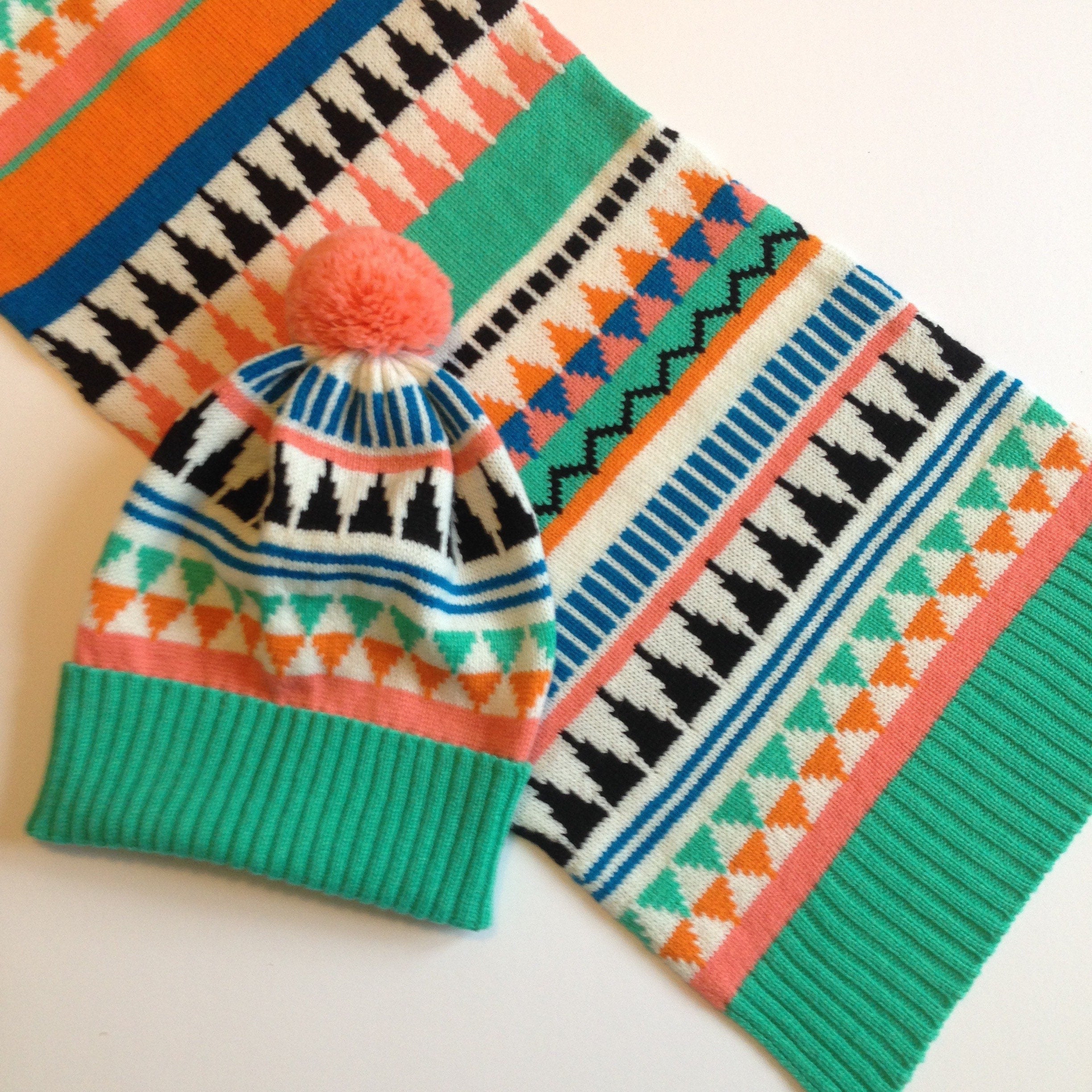 Green Geo Patterned Women’s Wrist Warmers knitted in soft Lambswool